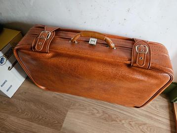 leuke vintage koffer met riempjes en gespen, decoratief beschikbaar voor biedingen