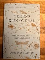 Tekens zijn overal - Laura Lynne Jackson, Ophalen of Verzenden, Zo goed als nieuw, Nederland, Laura lynne jackson