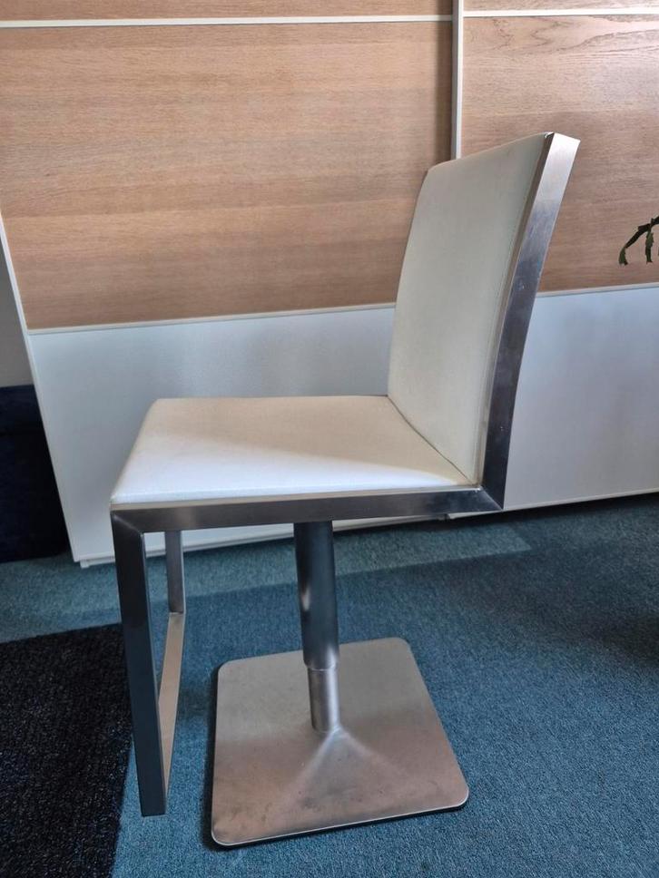 4 Moderne witte barkruk met metalen frame, Huis en Inrichting, Barkrukken, Gebruikt, 60 tot 90 cm, Kunststof, Metaal, 4 krukken