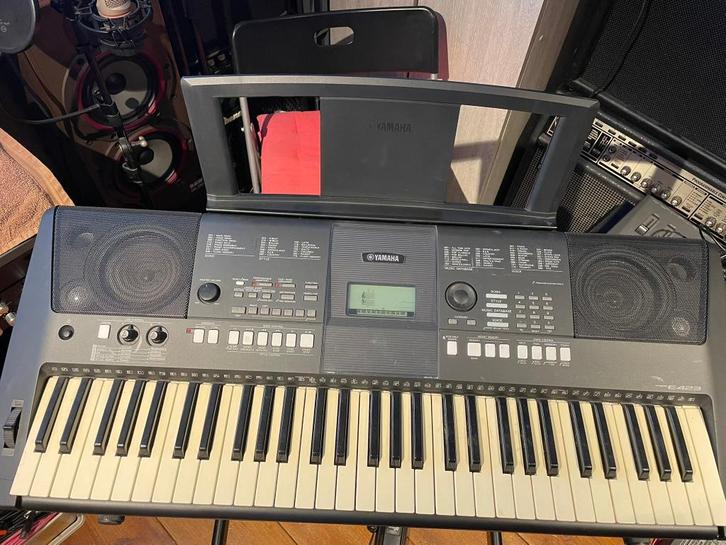 Yamaha PSR E423, Muziek en Instrumenten, Keyboards, Zo goed als nieuw, 61 toetsen, Yamaha, Aanslaggevoelig, Met standaard, Midi-aansluiting