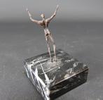 Bronzen sculptuur (the winner) op marmeren basement, Verzenden, Gebruikt, Mens