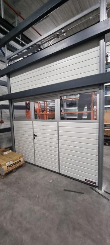 Showroom overheaddeur met loopdeur van het merk Hormann beschikbaar voor biedingen
