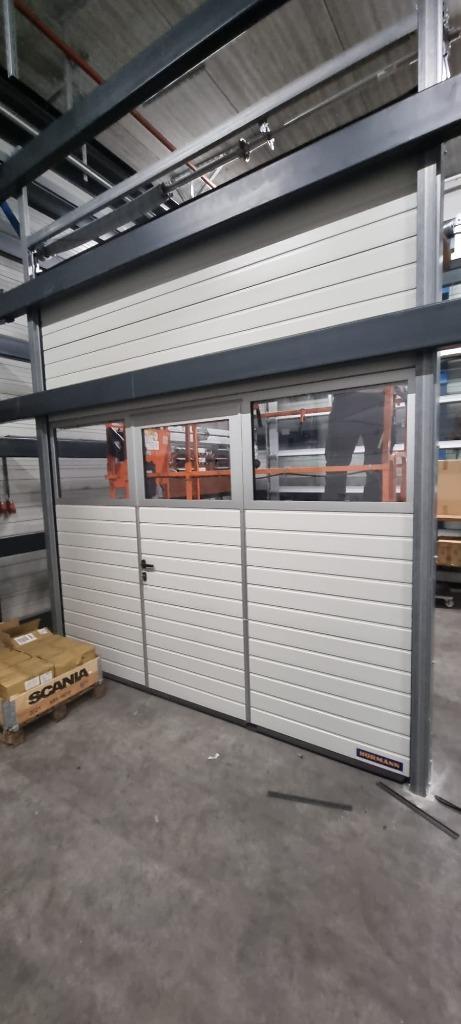 Showroom overheaddeur met loopdeur van het merk Hormann, Doe-het-zelf en Verbouw, Deuren en Horren, Nieuw, Garagedeur, 215 cm of meer