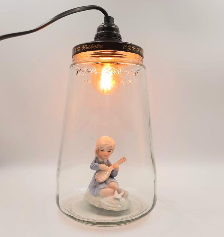 Glazen hanglamp | Kesbekelamp met vintage beeldje meisje, Verzamelen, Retro, Huis en Inrichting, Ophalen of Verzenden