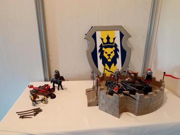 Playmobil ridder burcht met schild
 beschikbaar voor biedingen