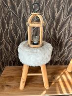 Landelijk houten krukje met wit bont – lantaarn gratis erbij, Huis en Inrichting, Ophalen, Gebruikt, Hout