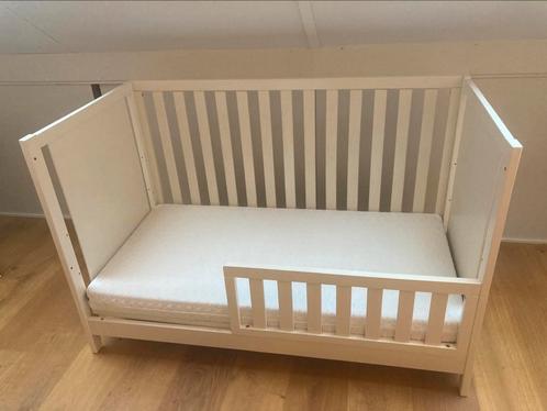 Doorgroeibedje met aeromoov matras en matje, Kinderen en Baby's, Kinderkamer | Bedden, Zo goed als nieuw, Minder dan 140 cm, Minder dan 70 cm