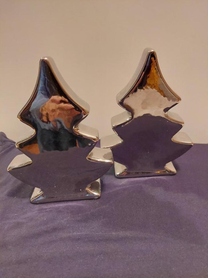 2  zilverkleurige Kerstboompjes, Diversen, Kerst, Zo goed als nieuw, Ophalen of Verzenden