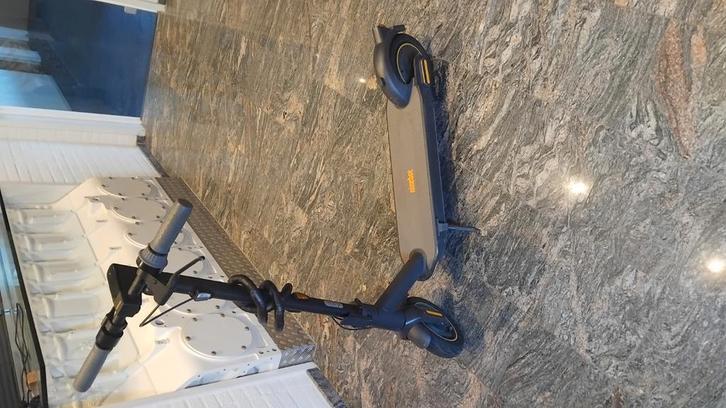Ninebot, Fietsen en Brommers, Steps, Zo goed als nieuw, Elektrische step (E-scooter), Ophalen