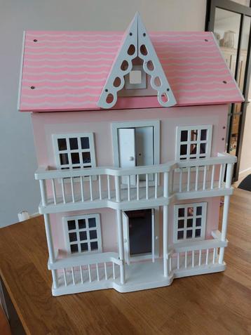 Houten Poppenhuis met houten meubeltjes beschikbaar voor biedingen
