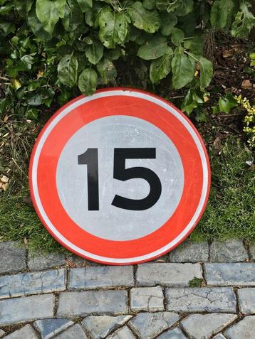 Verkeersbord 15.
 beschikbaar voor biedingen
