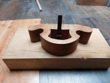 Oude houten grondschaaf beschikbaar voor biedingen