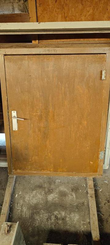 Binnendeur met kozijn beschikbaar voor biedingen