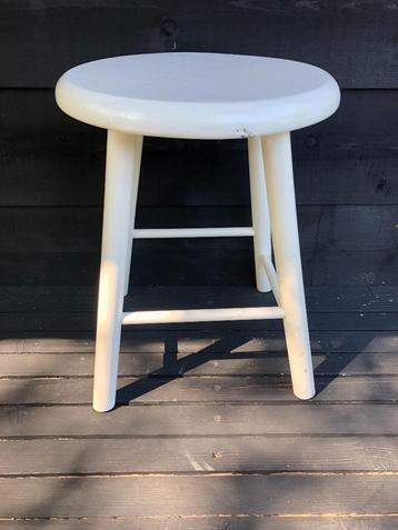 Vintage Houten Bruynzeel Krukje Piet Zwart Design in het wit beschikbaar voor biedingen