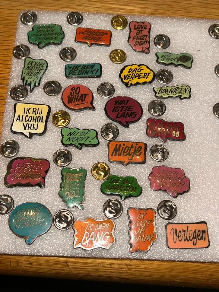 Tekst pins, Verzamelen, Speldjes, Pins en Buttons, Zo goed als nieuw, Speldje of Pin, Overige onderwerpen, Ophalen of Verzenden