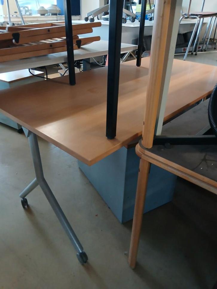 Bureau tafel op wielen, Huis en Inrichting, Bureaus, Gebruikt, Bureau, Met wielen, Ophalen