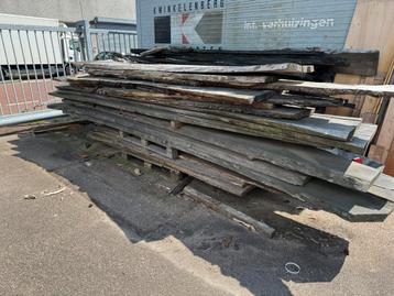 Stapel eiken schaaldelen beschikbaar voor biedingen