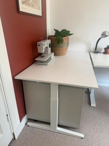 Ahrend wit bureau verstelbaar