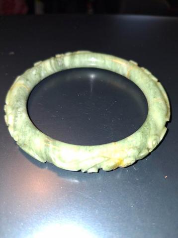 Groene armband met bloemmotief beschikbaar voor biedingen