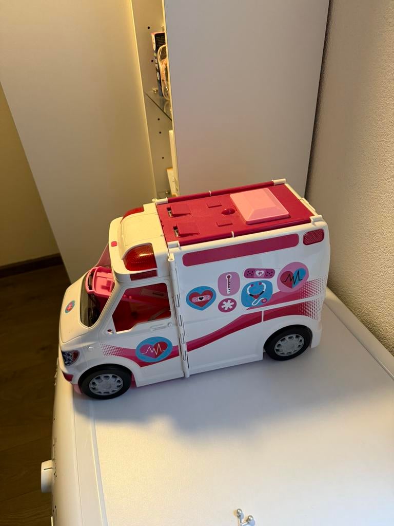 Leuke ambulance van barbie, Kinderen en Baby's, Speelgoed | Poppen, Ophalen of Verzenden, Zo goed als nieuw, Barbie