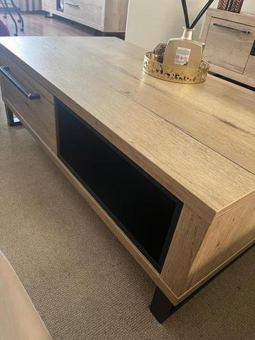 Salon tafel beschikbaar voor biedingen