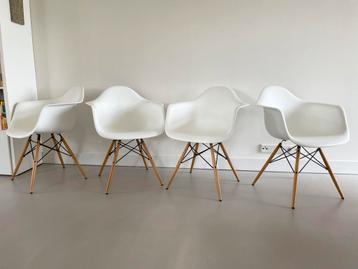 Vitra Eames kuipstoelen wit naturel daw beschikbaar voor biedingen
