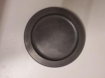 tinnen bord 26,5 cm. beschikbaar voor biedingen