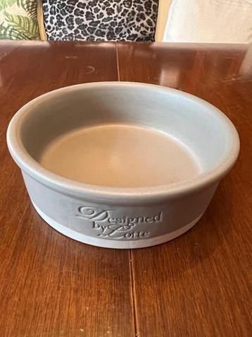 Diverse voederbakken kat beschikbaar voor biedingen