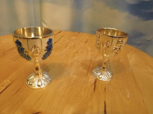 2 zilverkleur wijn proef / communie bekertjes reliefopdruk, Antiek en Kunst, Curiosa en Brocante, Ophalen of Verzenden