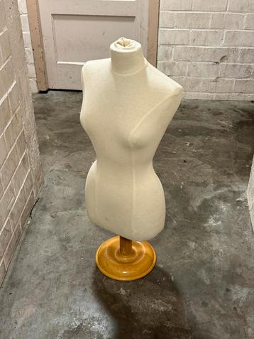 Confectie buste vrouw, paspop beschikbaar voor biedingen