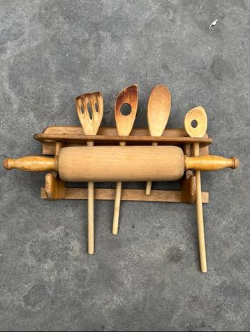 Antiek keukenrek hout met deegrol beschikbaar voor biedingen