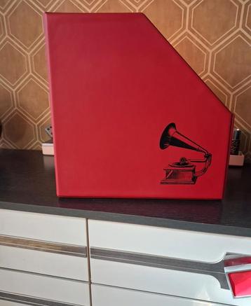 Vintage,rode tijdschrift/vinyl platen houder,als nieuw. beschikbaar voor biedingen