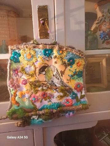 Sprookjesachtig Borduurwerk met Lila Bloemenhanger beschikbaar voor biedingen