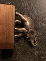 Zilveren olifant op blokje hout, Antiek en Kunst, Kunst | Beelden en Houtsnijwerken, Ophalen of Verzenden
