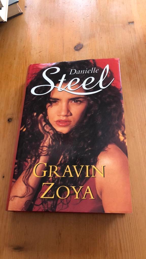 Gravin Zoya - Danielle Steel, Boeken, Romans, Zo goed als nieuw, Nederland, Ophalen of Verzenden