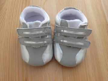Grijs/witte babyschoentjes  beschikbaar voor biedingen