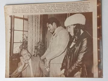 Vintage Foto: Percy Sutton, New York, 1977 Basketball beschikbaar voor biedingen