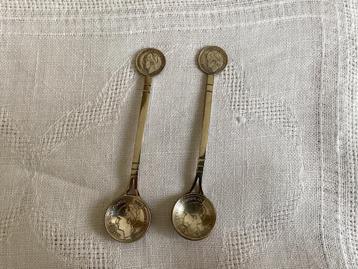2 Theelepels Wilhelmina 10 cent 1941 en halve gulden 1922 beschikbaar voor biedingen