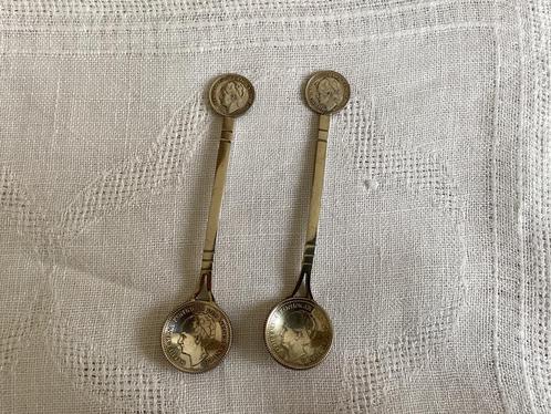 2 Theelepels Wilhelmina 10 cent 1941 en halve gulden 1922, Verzamelen, Koninklijk Huis en Royalty, Ophalen of Verzenden