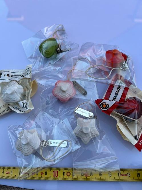 Le Creuset sleutelhangers nieuw in verpakking, Huis en Inrichting, Keuken | Potten en Pannen, Nieuw, Overige typen, Overige materialen