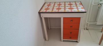 Vintage kastje/tafeltje, oranje met bloemen bekleed beschikbaar voor biedingen