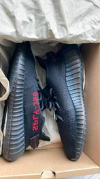 YEEZY BOOST 350 V2 Maat 43 1/3 Core Black / Core Black / Red, Kleding | Heren, Schoenen, Ophalen of Verzenden, Nieuw, Zwart
