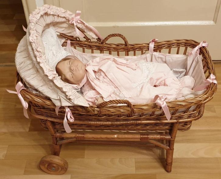 Prachtige babypop met wieg en complete uitrusting., Verzamelen, Poppen, Zo goed als nieuw, Pop, Ophalen of Verzenden
