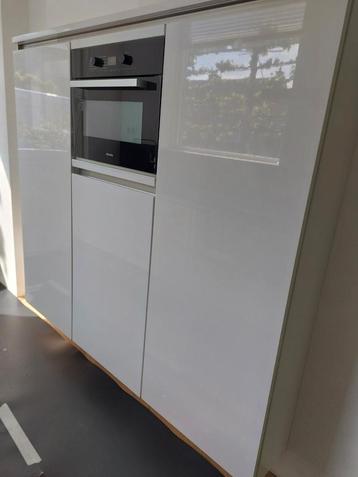 Siematic hoogglans parallelle of als rechte keuken greeploos beschikbaar voor biedingen