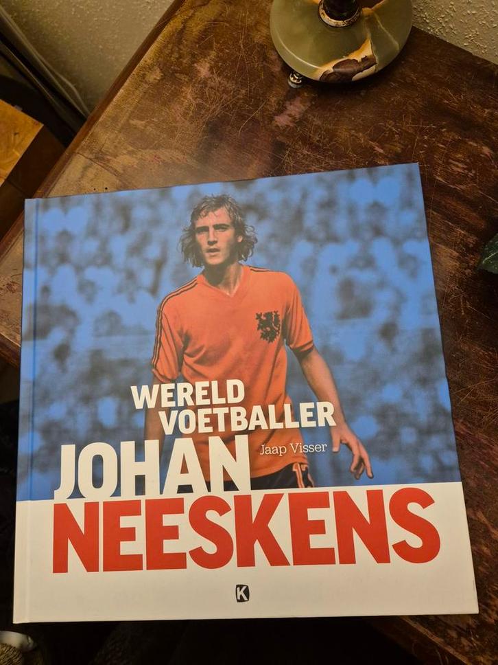 Johan Neeskens, door Jaap Visser, beroemd heel groot boek, Boeken, Sportboeken, Zo goed als nieuw, Balsport, Ophalen of Verzenden