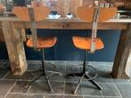 Twee vintage industriele (bar) krukken, Huis en Inrichting, Ophalen, Gebruikt, 60 tot 90 cm, In hoogte verstelbaar