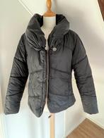 Damesjas zwart merk District maat 42, Kleding | Dames, Jassen | Winter, Zwart, Maat 42/44 (L), Ophalen of Verzenden, Zo goed als nieuw