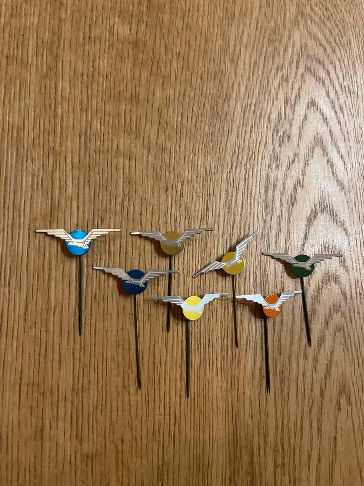 Vintage Reclame Pins - Set van 7 bruynzeel, Verzamelen, Speldjes, Pins en Buttons, Gebruikt, Speldje of Pin, Overige onderwerpen