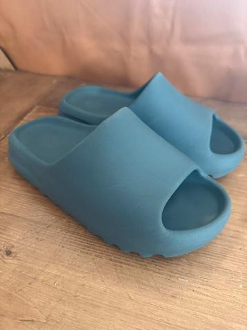 Adidas YZY Slide. Mt.39. beschikbaar voor biedingen