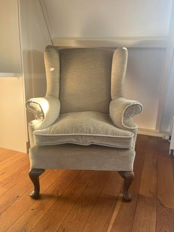 Antieke stoel beschikbaar voor biedingen